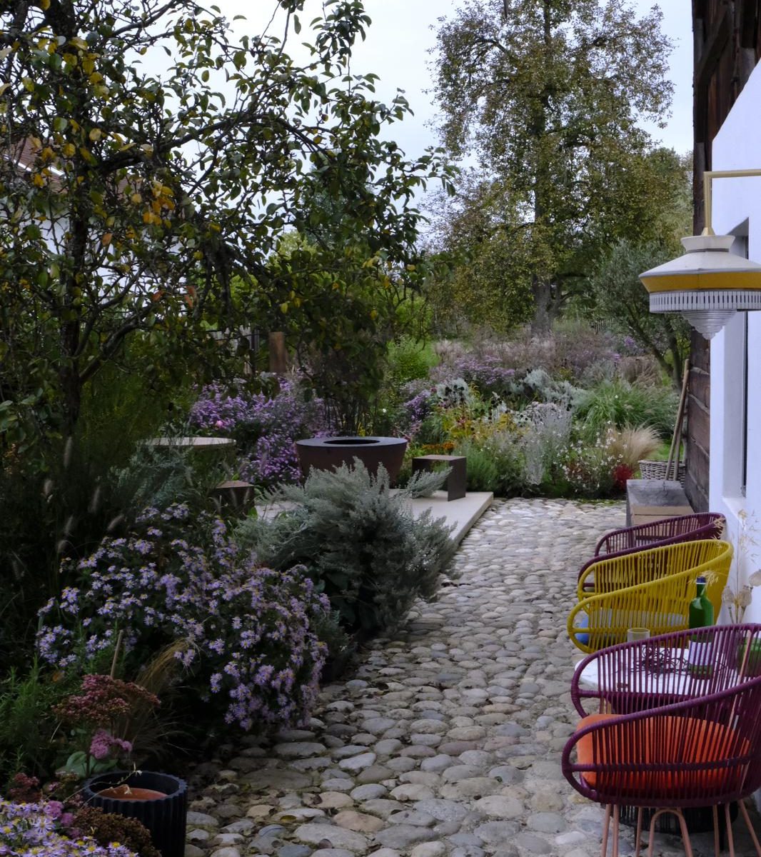 Sitzgelegenheiten und Gartengestaltung im modernen Bauerngarten