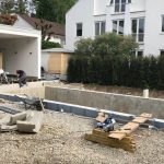 Bauphase moderner Familiengarten und Bau des Pools