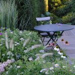 Terrasse und Staudenbepflanzung im Englischen Garten